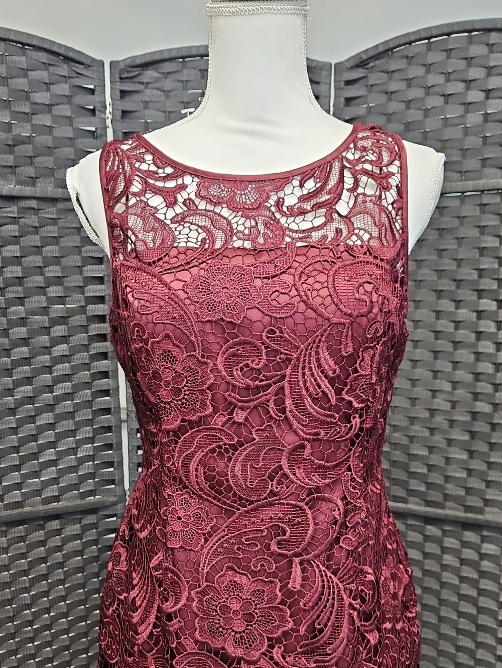 Sz 10 burgundy/wine Sleeveless Fully Lace Sheath Cocktail Dress by Adrianna Pape - Picture 4 of 13